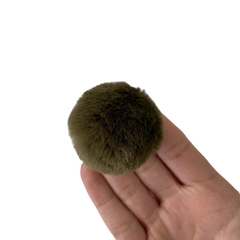 Pompom Pelinho Liso Verde Militar (4.0cm) - 2 Unidades - ApliqueMe | Apliques incríveis para seu artesanato!