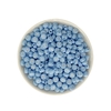 Miçanga Letrinhas Branca Fundo Azul Claro Arredondado (7mm)