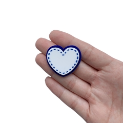 Aplique Coração Branco Pespontado Fundo Azul Marinho 