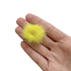 Aplique Pompom Pelinho Pequeno Metade Amarelo Canário (2.5cm) - 2 unidades - ApliqueMe | Apliques incríveis para seu artesanato!