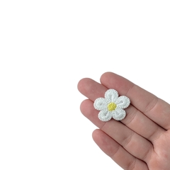 Aplique Florzinha Estilo Tricot Miolo Branco - 2 unidades - ApliqueMe | Apliques incríveis para seu artesanato!