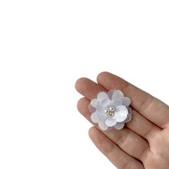 Aplique Florzinha Branca Pérola e Pedra Miolo - 2 unidades - comprar online