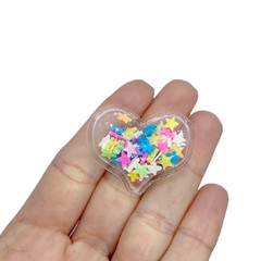 Aplique Coração Plástico Pequeno com Confete Estrelas Coloridas - 2 unidades - comprar online