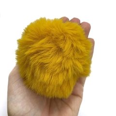 Pompom Pelinho Liso GG Mostarda (8cm)