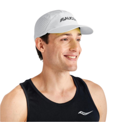 GORRA SAUCONY OUTPACE DEPORTIVA UNISEX RUNNING WHITE