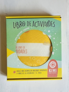 Libro de actividades amarillo (nuevo) 3 Libro de actividades en tela. Actividades incluidas: Broche para cerrar y abrir (como el de la mochila del jardín), barco rompecabezas (4 piezas), torta de mayor a menor (iniciación a las matemáticas, agrupación), formas (rectángulo, cuadrado, círculo, corazón y triángulo), helados con colores (colores, coordinación ojo-mano), monstruo de emociones (triste, contento, enojado, asombrado). Mide 23x22cm cerrado. Viene en caja de cartón, listo para regalar. | Kiwi