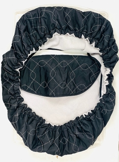 JJ COLE | Cubre huevito negro con rombos en hilo blanco, interior de polar gris - comprar online
