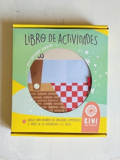 Libro de actividades con alimentos (nuevo) 2 Libro de actividades en tela. Actividades incluidas: Cosecha de vegetales (alimentación saludable), cestas con números (asociación objetos con números), poner en la canasta los vegetales que correspondan, organización en la mesa (elementos cotidianos, orden), olla para cocinar (hábitos cotidianos, alimentación saludable), árbol con frutos (coordinación ojo-mano), cocinar el pastel (con los frutos recolectados). Mide 23x22cm cerrado. Viene en caja de cartón, listo para regalar. | Kiwi