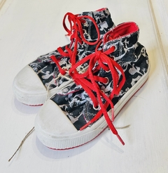 28 | GRISINO | Zapatillas botitas camufladas negras. cordones rojos