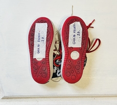 28 | GRISINO | Zapatillas botitas camufladas negras. cordones rojos - comprar online