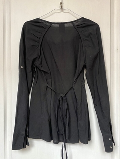 T1 | MAA Maternity | Blusa manga larga negra con pliegues costuras y botones y cinta para atar en cintura - comprar online