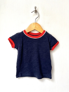 6m (chico: se ve 0/3m) | Little Akiabara | remera manga corta azul marino cuello mangas borde rojo