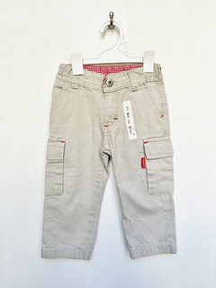 1 año | MIMO | pantalon gabardina tipo cargo Beige vistas cuadrille rojo. Elastico en cintura