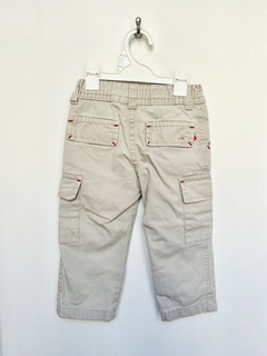 1 año | MIMO | pantalon gabardina tipo cargo Beige vistas cuadrille rojo. Elastico en cintura - comprar online