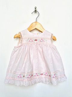 6/9m (chico) | Little Bitty (Vintage) | vestido/blusa sin manga rosa pastel broderie puntilla en pechera