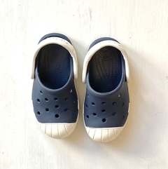 C8 (24) | Crocs | Crocs azul marino punta blanca - comprar online