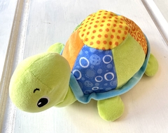 Muñeco tortuga confeccionada en plush y rellena de vellón siliconado, con sonajero. Super liviana y suave. | Woody Toys - comprar online