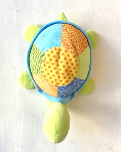 Muñeco tortuga confeccionada en plush y rellena de vellón siliconado, con sonajero. Super liviana y suave. | Woody Toys en internet