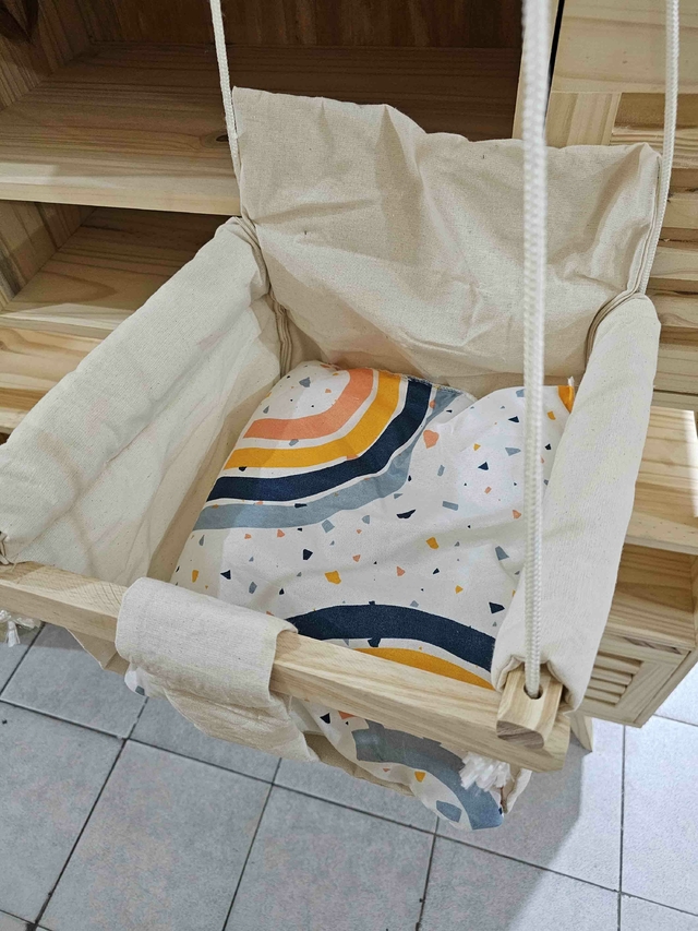 Haz una hamaca para tu bebé con una tela y una mesa
