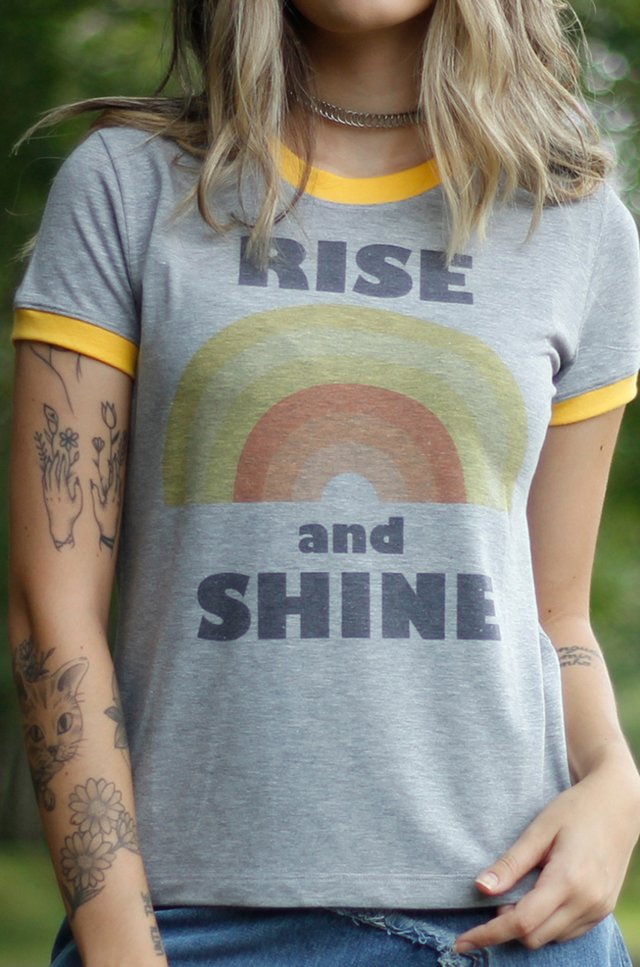 Camiseta Feminina Ringer Rise and Shine na internet