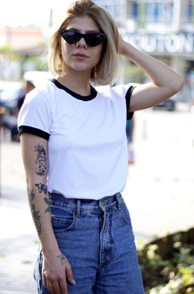 Camiseta Feminina Ringer Branco / Preto na internet