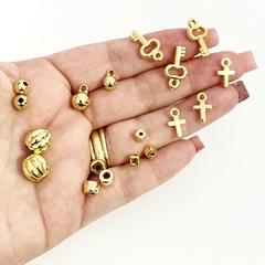 pingentes-dourados-pulseira