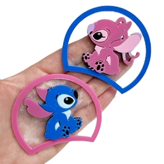 Aplique em acrílico com os personagens Stitch e Angel em cores azul e rosa.