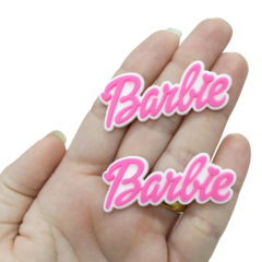 Aplique emborrachado Escrita Barbie Fundo branco com escrita pink(2unds)