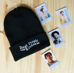 BEANIE BORDADO TREAT PEOPLE WITH KINDNESS HARRY STYLES - comprar online