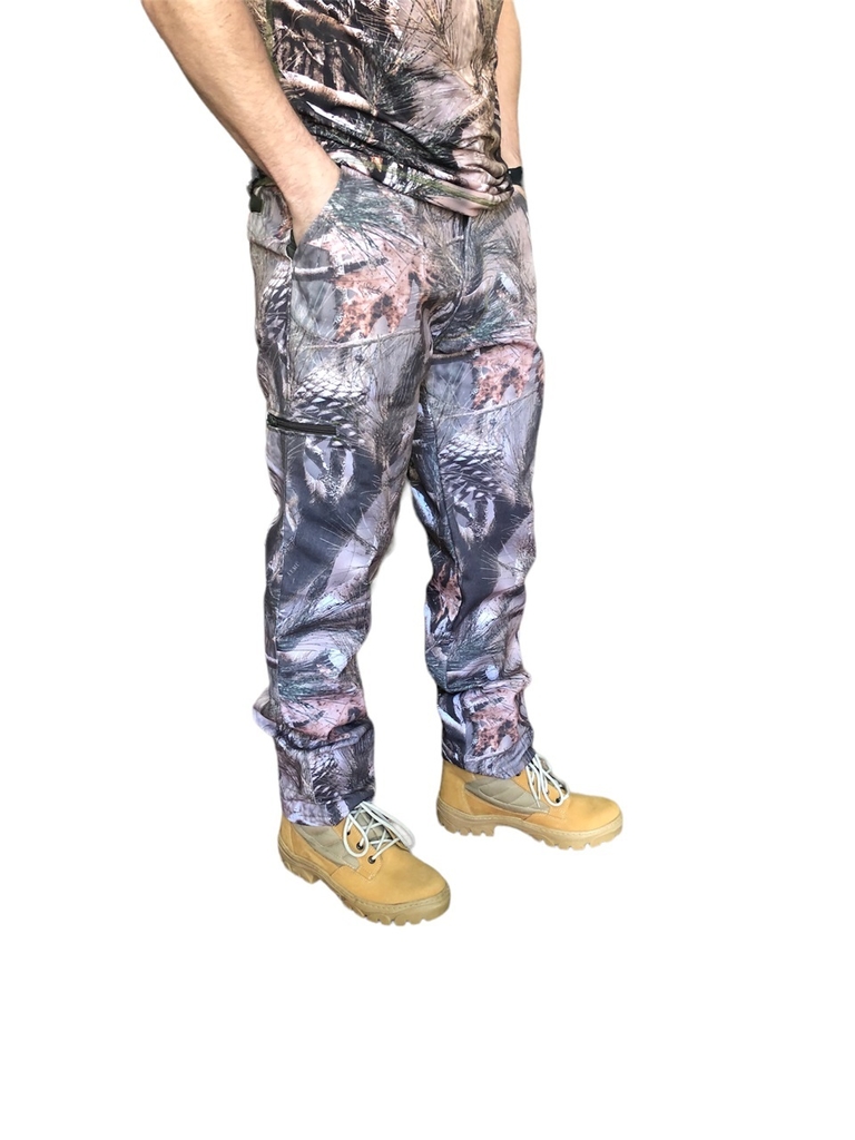 Pantalón de gabardina con bolsillo camuflado al costado sale