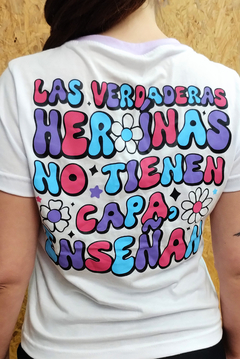 REMERA CROP HEROÍNAS en internet