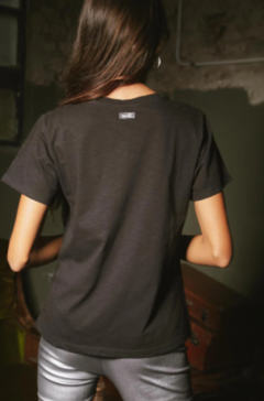 REMERA PAZ- BLACK en internet