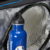 Detalle del Raquetero Prokennex Kinetic Triple Thermo Bag Black Blue mostrando una botella de agua azul y una raqueta de tenis