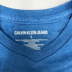 Remera Calvin Klein - Talle 5 años - SEGUNDA SELECCIÓN - Baby Back Sale SAS