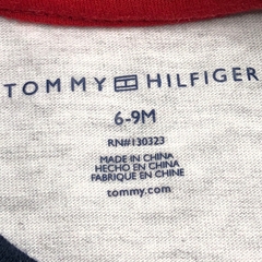 Remera Tommy Hilfiger - Talle 6-9 meses - SEGUNDA SELECCIÓN - Baby Back Sale SAS