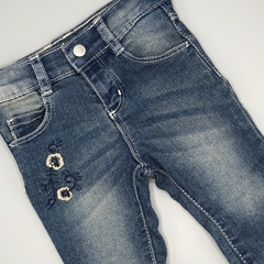Jeans Minimimo Talle S (3 meses) (35cm largo) azul oscuro bordado flores azules - comprar online
