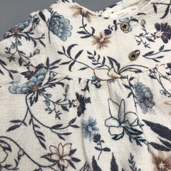 Imagen de Segunda Selección - Camisola Zara Talle 3-4 meses lino beige flores lila celeste botones madera