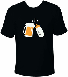 Camiseta Cerveja e Mamadeira brindando