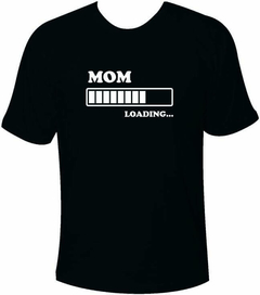 Camiseta Mom Loading na internet