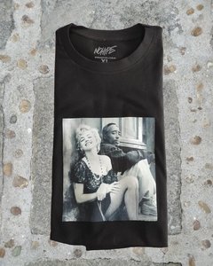 Camiseta No Hype Marilyn Monroe x Tupac na internet