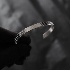Bracelete Minimalist Silver Em Aço Inoxidável na internet