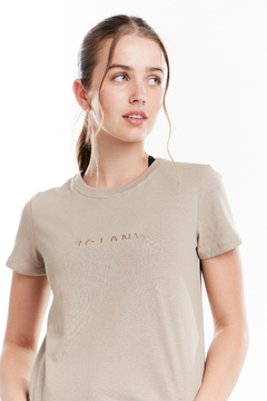 REMERA PILI ORIGIN CLAN BEIGE