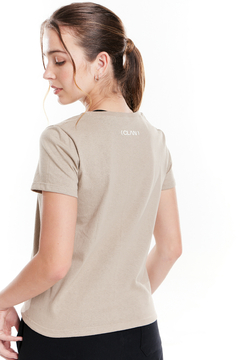 REMERA PILI UNIVERSE BEIGE - comprar online