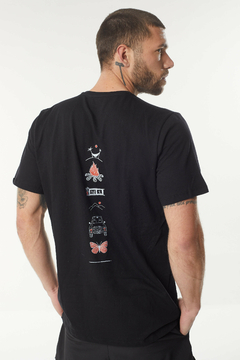 REMERA AQUILES TRAVEL BLACK