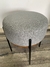 Puff Mônaco base de metal com mesa de apoio cor linho cinza na internet
