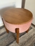 Puff Paris com mesa de apoio cor veludo rosê - comprar online