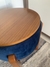 Puff Paris com mesa de apoio cor veludo azul na internet