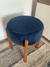 Puff Paris com mesa de apoio cor veludo azul - comprar online