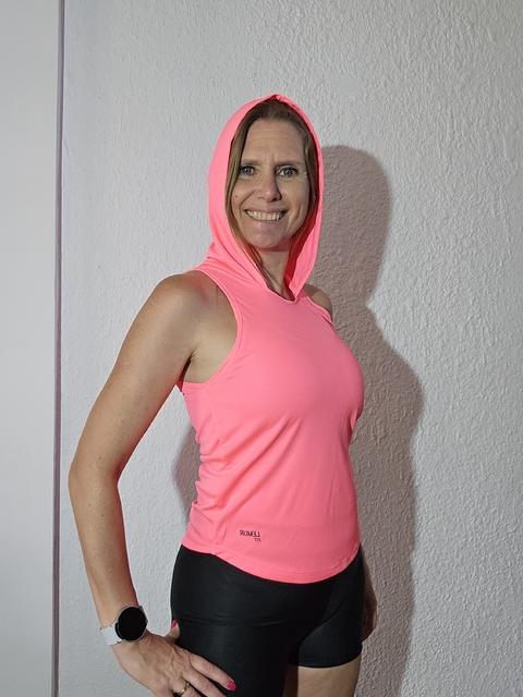 Musculosa Capucha Chicle