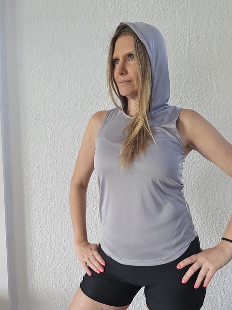 Musculosa Capucha Gris